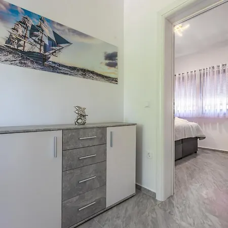 Вилла Nina Malinska 150m From The Beach, Swimming Pool *