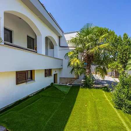 Вилла Nina Malinska 150m From The Beach, Swimming Pool