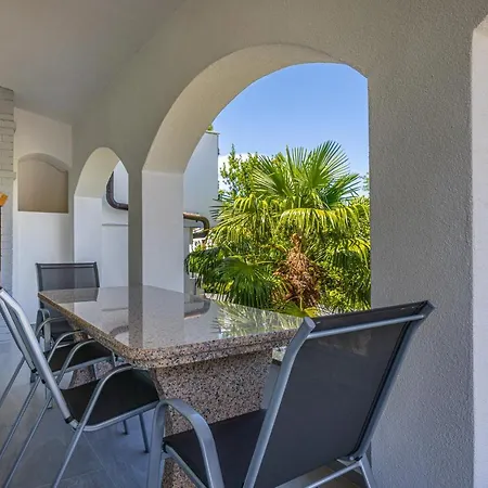 Nina Malinska 150m From The Beach, Swimming Pool * Vantacici