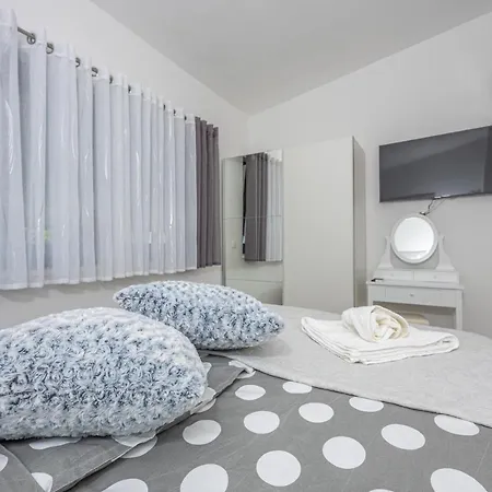 Nina Malinska 150m From The Beach, Swimming Pool Vantacici