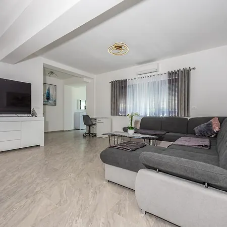Вилла Nina Malinska 150m From The Beach, Swimming Pool Вантачичи