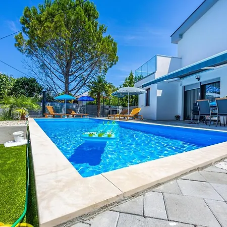 Nina Malinska 150m From The Beach, Swimming Pool Vantacici