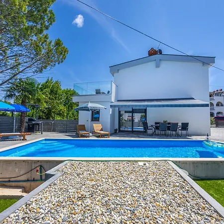 Nina Malinska 150m From The Beach, Swimming Pool * Vantacici