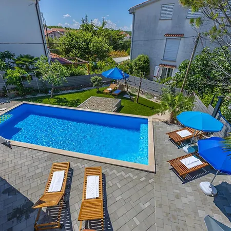 Вилла Nina Malinska 150m From The Beach, Swimming Pool