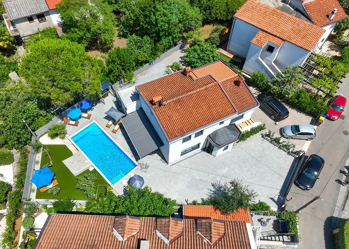 Nina Malinska 150m From The Beach, Swimming Pool וילה *