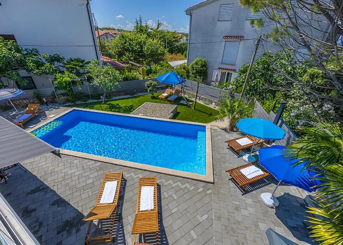 וילה Nina Malinska 150m From The Beach, Swimming Pool