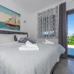 Villa Nina Malinska 150m From The Beach, Swimming Pool Vantacici