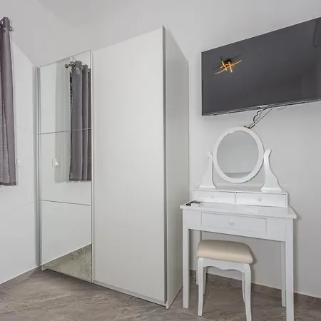 Villa Nina Malinska 150m From The Beach, Swimming Pool *