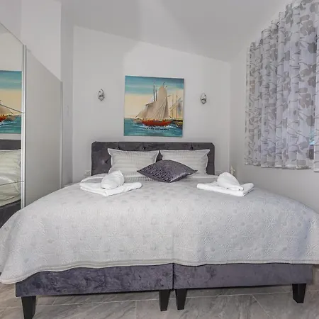 Nina Malinska 150m From The Beach, Swimming Pool Villa