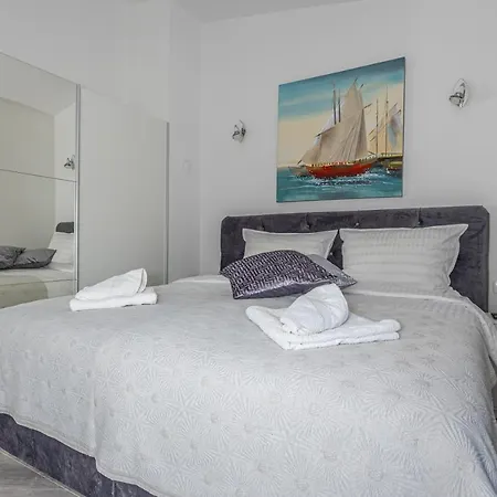 Nina Malinska 150m From The Beach, Swimming Pool Villa