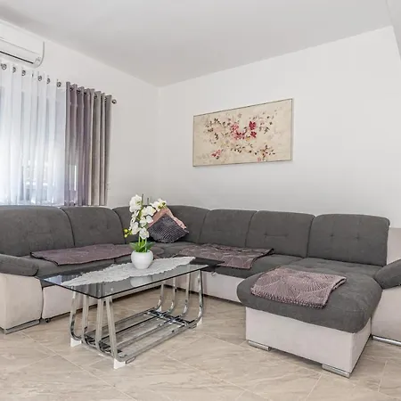 Nina Malinska 150m From The Beach, Swimming Pool * Vantacici