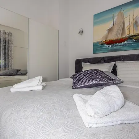 Villa Nina Malinska 150m From The Beach, Swimming Pool Vantačići