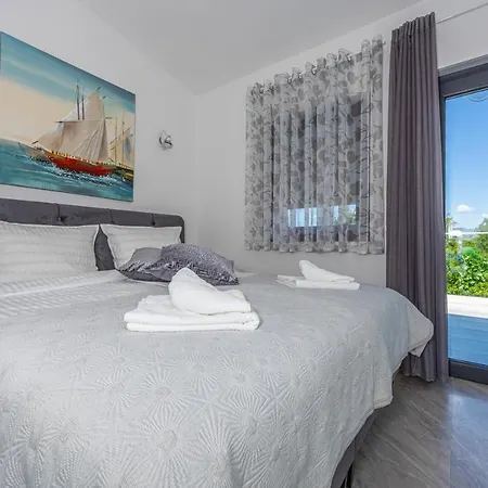 Villa Nina Malinska 150m From The Beach, Swimming Pool Vantačići