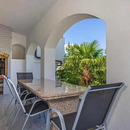 Villa Nina Malinska 150m From The Beach, Swimming Pool *