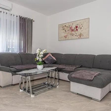 Nina Malinska 150m From The Beach, Swimming Pool Villa