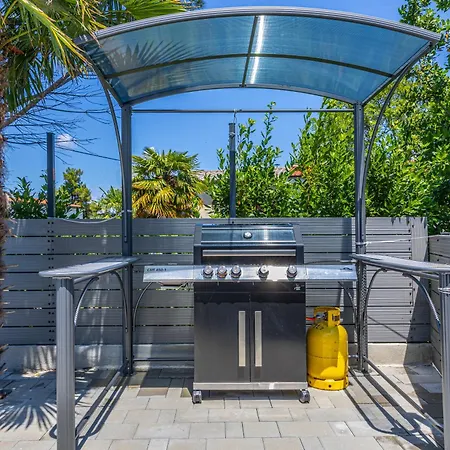 Nina Malinska 150m From The Beach, Swimming Pool Villa