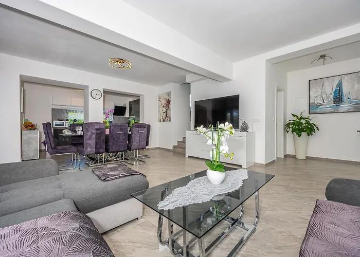 Nina Malinska 150m From The Beach, Swimming Pool 빌라 반타치치