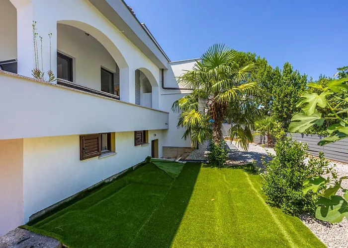 빌라 Nina Malinska 150m From The Beach, Swimming Pool