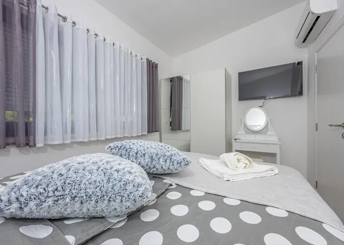 Nina Malinska 150m From The Beach, Swimming Pool Vantacici