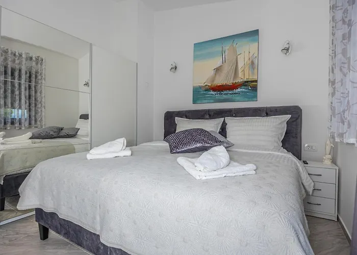 Nina Malinska 150m From The Beach, Swimming Pool 빌라