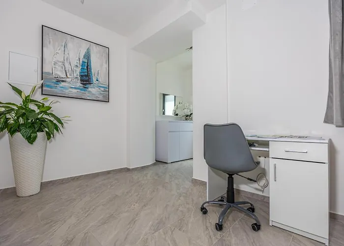 Nina Malinska 150m From The Beach, Swimming Pool * 반타치치