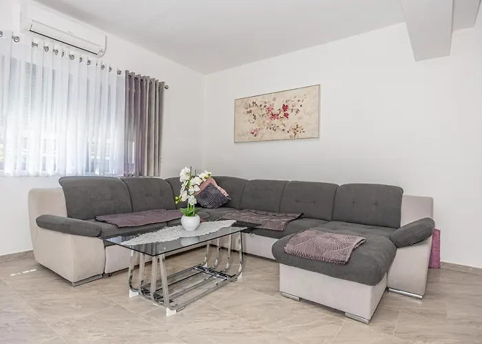 Nina Malinska 150m From The Beach, Swimming Pool * 반타치치