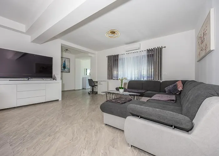 빌라 Nina Malinska 150m From The Beach, Swimming Pool 반타치치