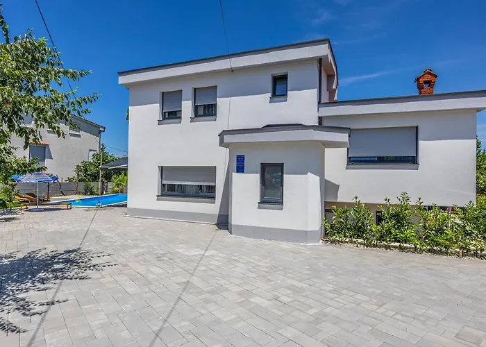 Nina Malinska 150m From The Beach, Swimming Pool 빌라 반타치치