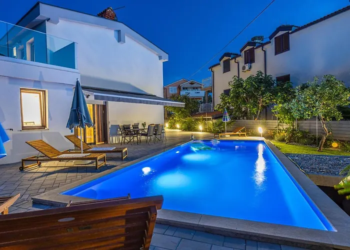 Nina Malinska 150m From The Beach, Swimming Pool 빌라