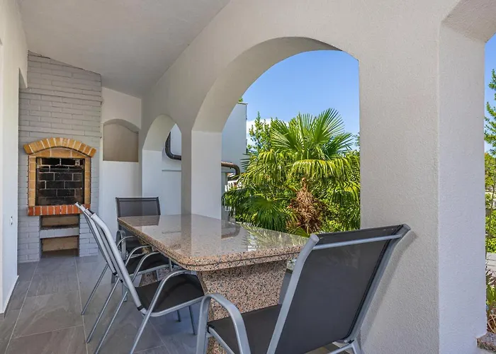 빌라 Nina Malinska 150m From The Beach, Swimming Pool *