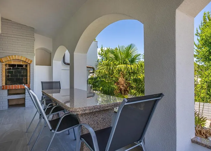 Nina Malinska 150m From The Beach, Swimming Pool * Vantacici